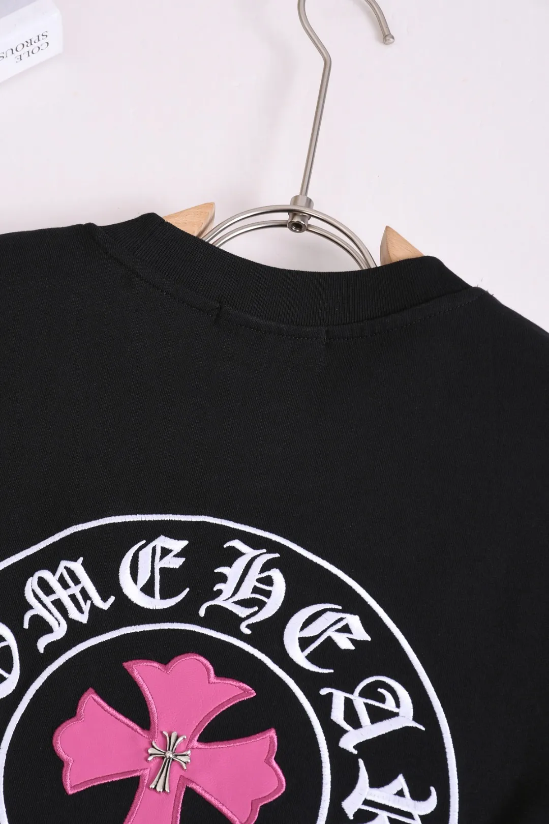 P170 Chrome Hearts CH Cross 26SS New product is hot at the same time💥 Early spring classic style Colorful double cross on the chest 🪡 Embroidery Large logo cross on the back Horseshoe and leather willow ding Sanskrit ✝️🪡 Embroidery Round neck short-sleeved T-shirt, a popular style, a style that both men and women like, the same style for men and women, 100% chance of turning heads when you wear it when you go out! It’s all about being handsome. The designer’s classic sense is precisely grasped. The whole piece of clothing is heavy. Industrial washing process. Ready-made garments are dyed + sprayed for a horse effect. The double-wash process is very recognizable. It uses heavy washing to make it distressed. The edges of the patch are slightly rolled and naturally distressed. It has a three-dimensional sense of layering and a little damage. It is very visually lethal. It adheres to Kroxin's consistent rough style. The chest and back are large, and the horseshoe flower printed patch pattern is embroidered and decorated. It is also decorated with silver metal engraved distressed buttons. The classic elements full of brand recognition instantly enhance the overall sense of grade and specification. Its texture is quite high-end! The overall feeling is high-end, simple and elegant, with silver hardware accessories, a full set of customized accessories, and the pattern of the entire dress is all decorated with patchwork three-dimensional embroidery technology, which is the finishing touch of the entire dress. The design on the back is even more eye-catching! ! This full back is so cool, it’s full of design, and the overall upper body style highlights fashion and individuality. Wearing it together as a couple is even more popular on the street. I recommend the early autumn sweatshirt! ! The fabric is a unique 320g 100% cotton, which is skin-friendly, breathable, warm to the touch, has a strong texture, and has smooth lines. It can be called a back killer, which has very strict requirements on craftsmanship and cost. The smooth neckline, flat cuffs and hems, the stitches are large and tight, tight and orderly, and the details are perfect. The consistent OS version can be worn alone or layered. It is very casual, but very iconic! It is simply the flagship of high-end trendy brands and must be included in your wardrobe. It has the American fashion spirit of freedom and individuality, and is highly recognizable and stylized! Color: Black White Size: S-XL Size chart: S: Shoulder width 50-Bust 56-Length 70 M: Shoulder width 52-Bust 57-Length 72 L: Shoulder width 54-Bust 59-Length 74 XL: Shoulder width 56-Bust 62-Length 76